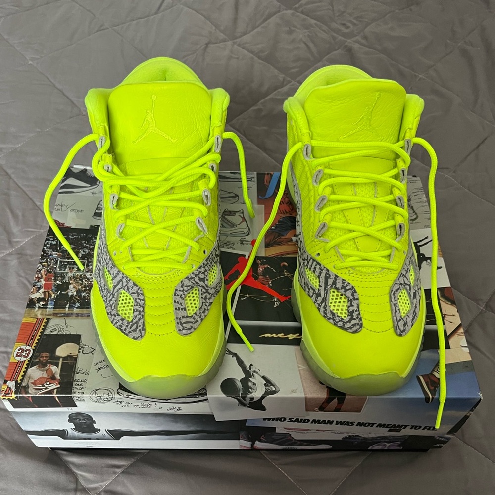 Air Jordan 11 low IE (volt)